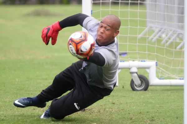 Lucão durante treinamento na Colina