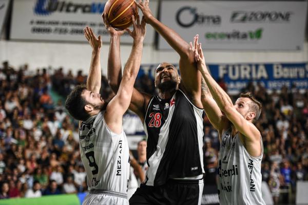 Lucas briga pela cesta vascaína no garrafão adversário