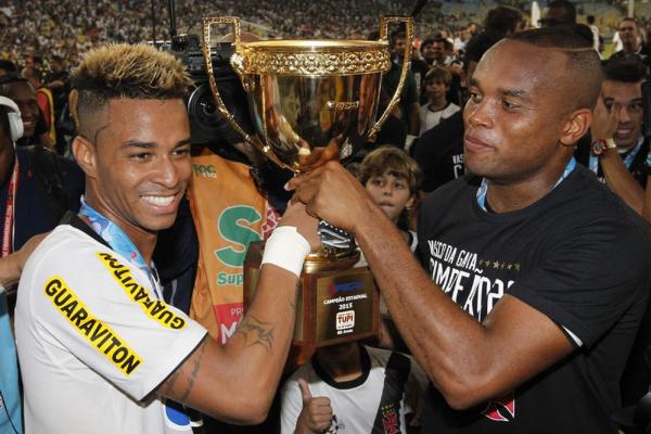 Rafael Silva com a taça do Carioca