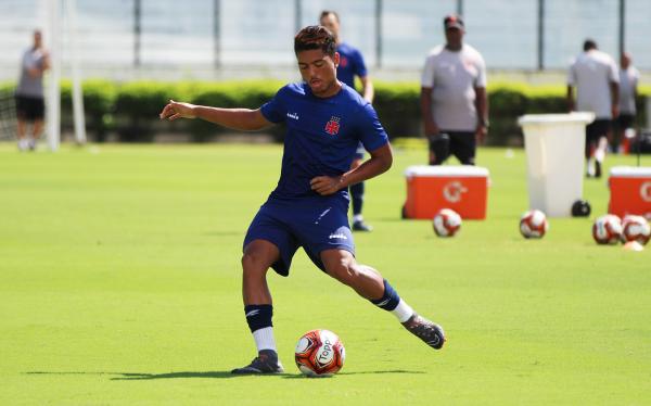 Evander durante treinamento em São Januário