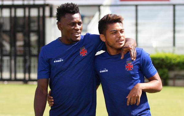 Evander abraça o amigo Paulão antes da atividade