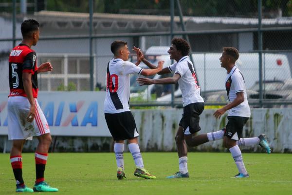 Talles e Brasília comemoram gol na Gávea