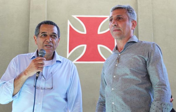 Presidente em exercício Elói Ferreira discursa ao lado do presidente licenciado Alexandre Campello durante a abertura do evento