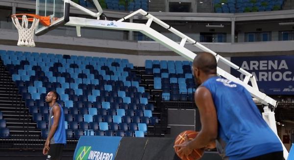 Gustavo se preparando para chutar de três, no treino dessa segunda (09/04)