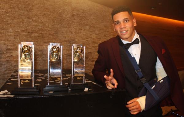 Paulinho posa com os troféus conquistados no Carioca