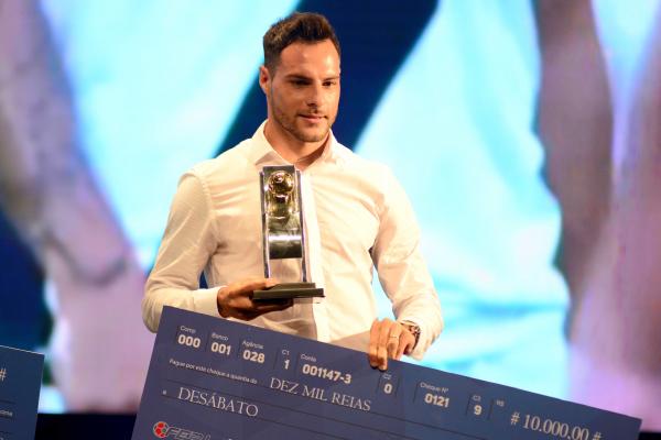 Desábato posa com troféu de melhor volante no Carioca