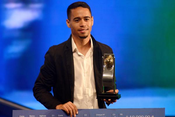 Pikachu exibe com orgulho troféu conquistado na Solenidade