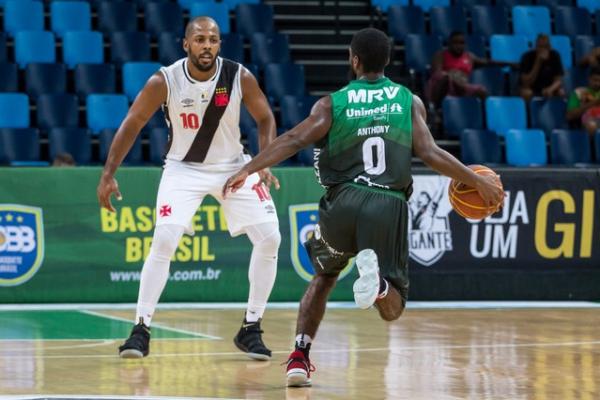 Anthony é excluído do jogo após quinta falta pessoal