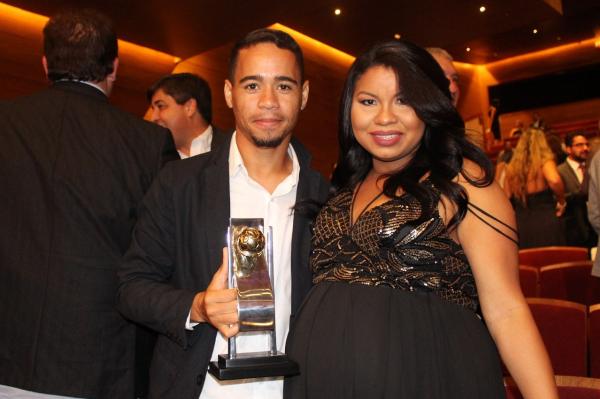 Yago Pikachu exibe prêmio ao lado da esposa Cristiane
