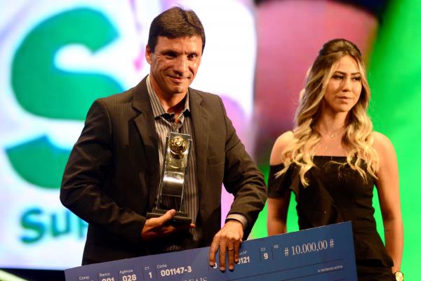 Zé Ricardo levou o troféu de melhor treinador do Estadual