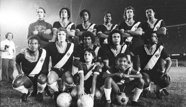 Jogadores vascaínos posam para foto antes da bola rolar para a grande decisão: Andrada, Miguel, Alcir, Fidelis, Moisés e Alfinete (em pé); Jorginho, Zanata, Ademir, Roberto Dinamite e Luis Carlos (agachados).