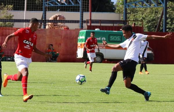 Zagueiro Miranda em ação diante do time goiano