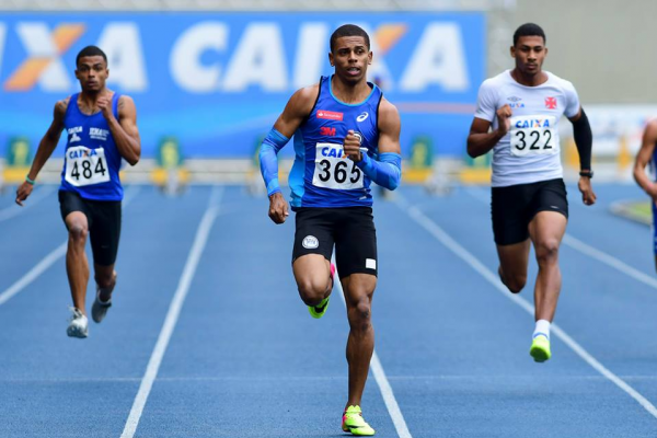 Jonathan à direita no Campeonato Brasileiro de 2017