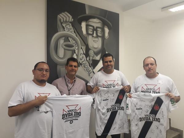 Integrantes da campanha recebem as sagradas camisas do Vasco pelas mão do Diretor Executivo de Marketing sr. Carlos Costa
