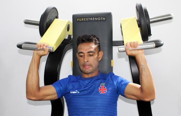 Werley suando a camisa durante treino na academia