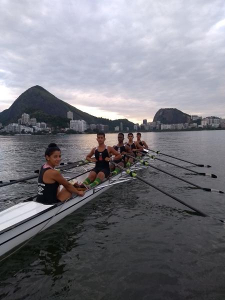 Vitória, Davi Botelho, Davi Ferreira, Matheus Rustemberg e Erick Rigor no barco vascaíno