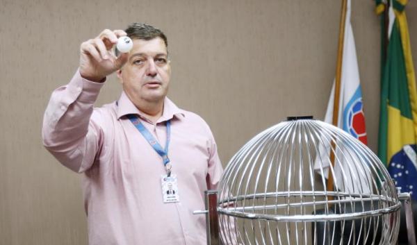 Marcelo Vianna (Diretor de Competições) realizou o sorteio do mando de campo da decisão da Taça Rio Sub-20