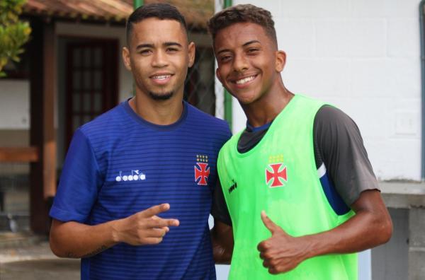 Vinicius posou ao lado de Yago Pikachu