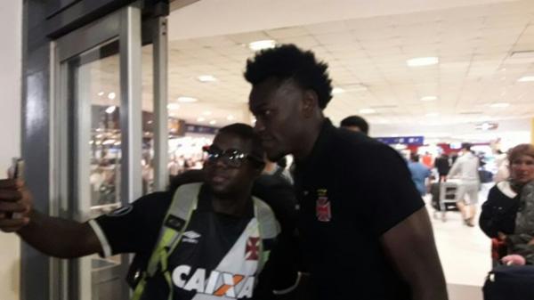Paulão tira foto com torcedor na chegada a Buenos Aires 