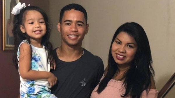 Yago Pikachu com a mulher e a filha, de 3 anos