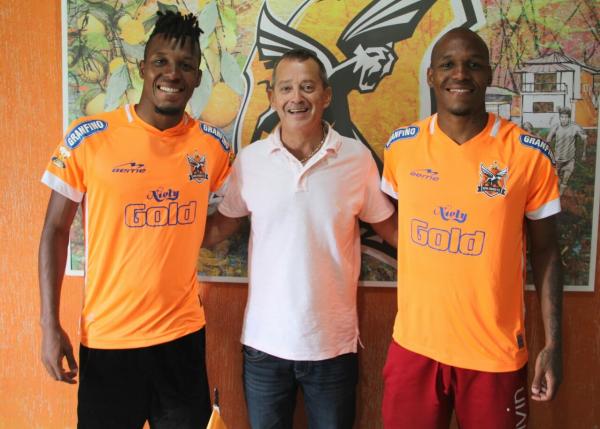 Ailton, na esquerda, e Allan, na direita, usam cortes de cabelo diferentes que ajudam na hora de diferenciar os dois em campo