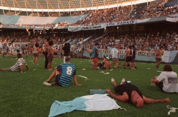 Torcida do Racing em Avellaneda, no El Cilindro, no dia em que reverteu a falência do clube