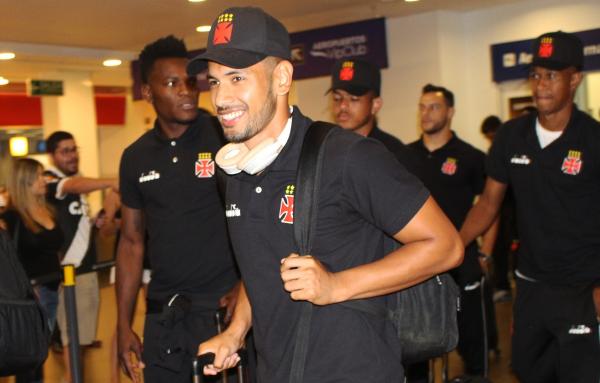 Andrés sorri durante desembarque em Buenos Aires