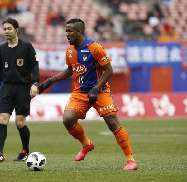 Thalles em ação pelo Albirex