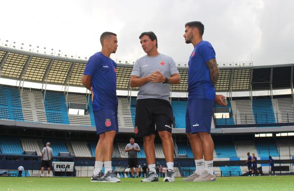 Zé Ricardo conversa com Henrique e Pikachu no El Cilindro