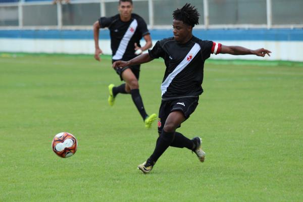 Lucas Santos em ação com a camisa do Vasco