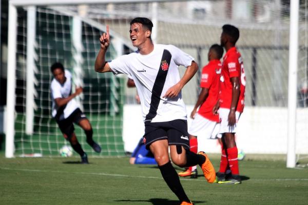 Moresche marcou o primeiro gol do Vasco no duelo