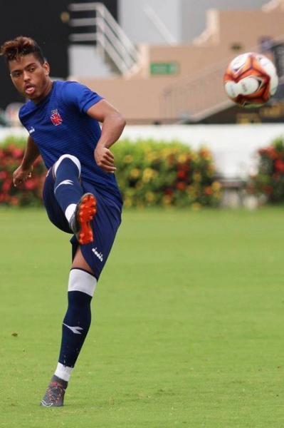 Evander treina a cobrança de falta no treino do Vasco
