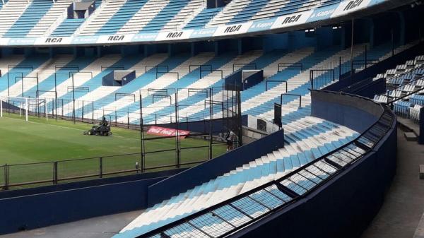 Zé Ricardo e auxiliar conferem distância entre escanteio e arquibancada