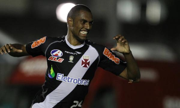 Pelo Vasco, Douglas foi campeã da Copa do Brasil (2011) e vice-campeão brasileiro (2012)