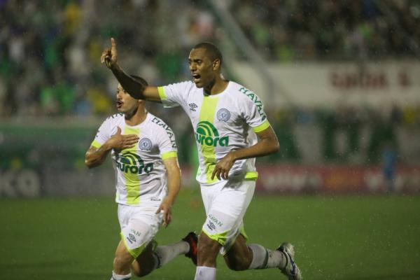 Douglas já tem 23 jogos e um gol pela Chapecoense