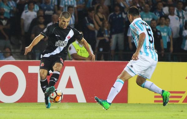 Wagner tenta se livrar da forte marcação do Racing