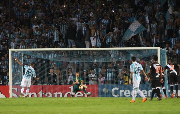 Martín Silva defende pênalti de Lisandro López no El Cilindro