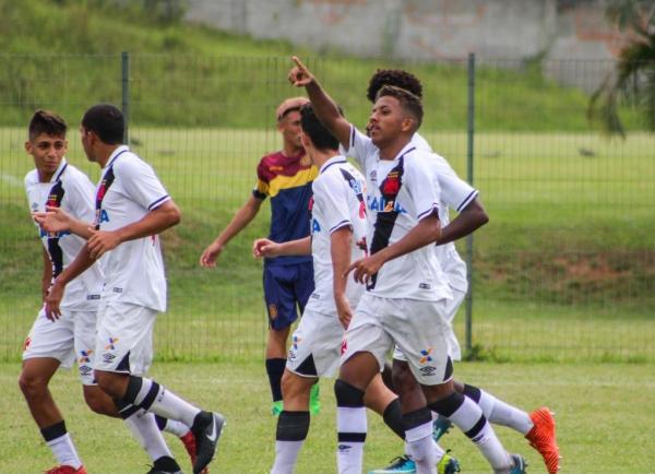 Vinicius comemora gol na última vitória do sub-17 na competição