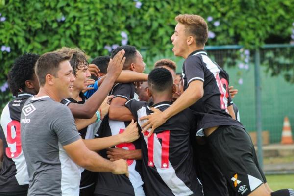Sub-15 em comemoração da vitória diante do Madureira