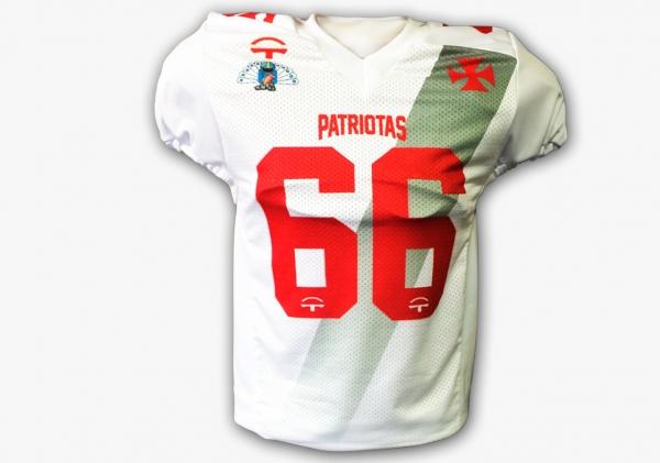 A tradicional camisa branca com a faixa diagonal e a Cruz de Malta