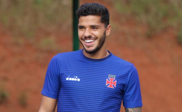 Henrique sorri durante treinamento em Chapecó