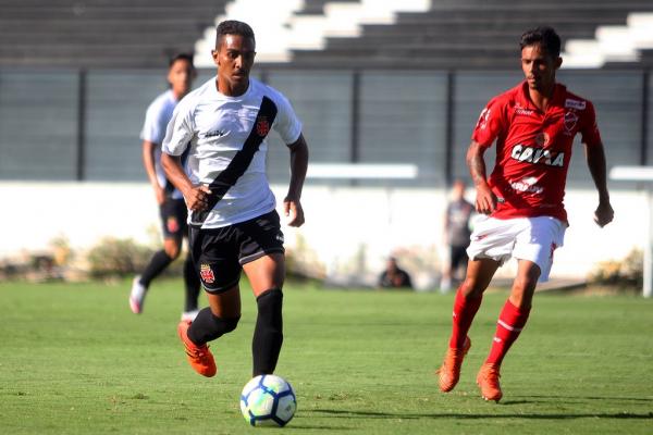 Rafael França em ação no gramado da Colina