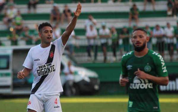 Werley orienta os companheiros na Arena Condá