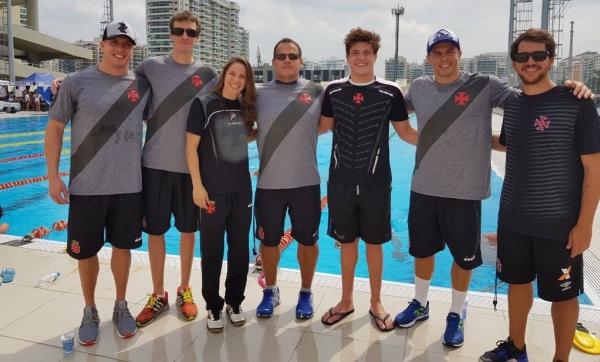 Nadadores vascaínos e o coach Márcio dos Santos