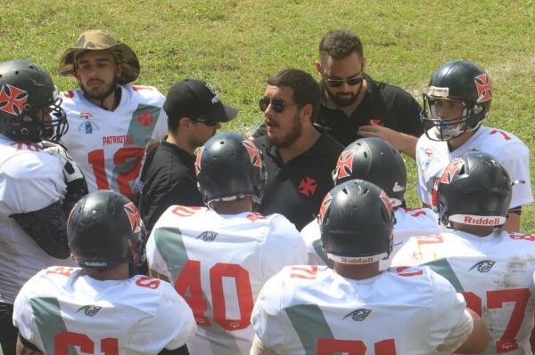 Elenco escuta as instruções de Bruno, num intervalo de quarto