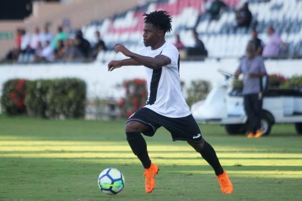 Lucas Santos em ação no gramado da Colina