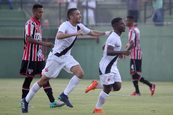 Caio Lopes e Lucas Santos festejam gol da vitória