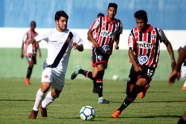 Dudu é marcado de perto por defensor do São Paulo