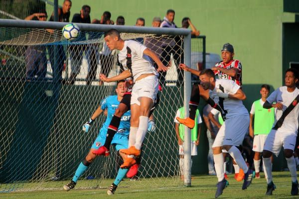 Moresche se antecipa aos marcados para marcar o quarto gol