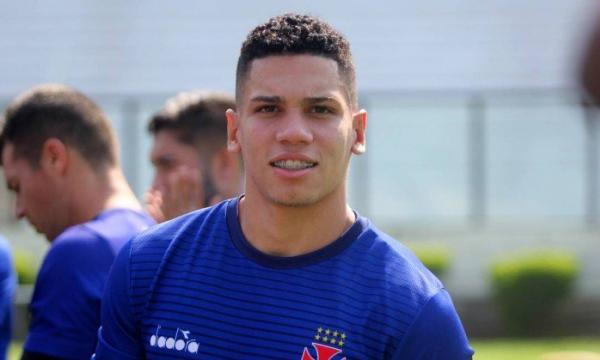 Paulinho durante um treino do Vasco, em São Januário